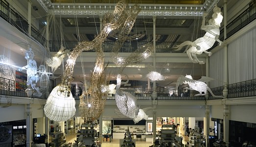 Non solo moda al Bon Marché, uno dei grandi magazzini più chic di Parigi, ma c’è anche Ai Weiwei. Per conquistare nuovo pubblico?