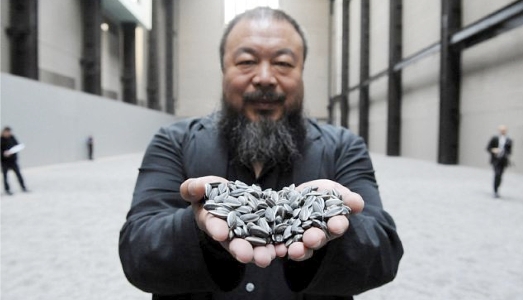 Ai Weiwei comprerà trenta tonnellate di bottoni da una fabbrica in chiusura Ai Weiwei comprerà trenta tonnellate di bottoni da una fabbrica in chiusura