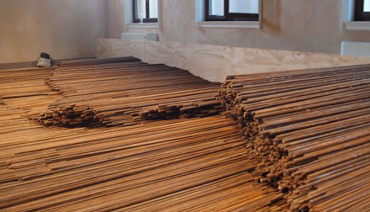 Ai Weiwei e un nuovo progetto colossale: un’installazione composta da 14mila giubbotti di salvataggio. Ma le polemiche non si placano Ai Weiwei e un nuovo progetto colossale: un’installazione composta da 14mila giubbotti di salvataggio. Ma le polemiche non si placano