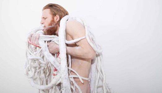 Al Museo dell’Ara Pacis la performance di Thomas de Falco, artista che utilizza la tecnica del “wrapping” rifacendosi alla tradizione degli arazzi