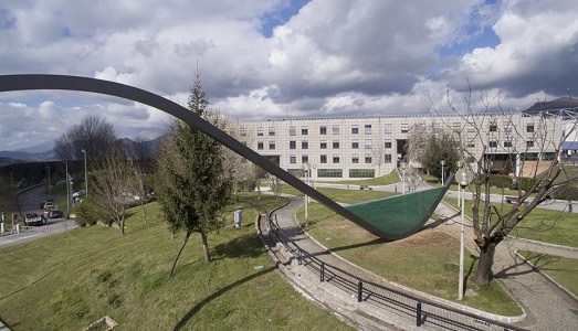 L’Albero della Cuccagna cresce nel terreno della formazione e della cultura: ecco l’opera di Costas Varotsos. Un nuovo orizzonte per l’Università degli Studi di Salerno