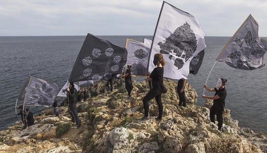 La “Parata della fine” di Andreco in dialogo con Prato, a metà tra rito pagano e riflessione sulla morte della nostra epoca
