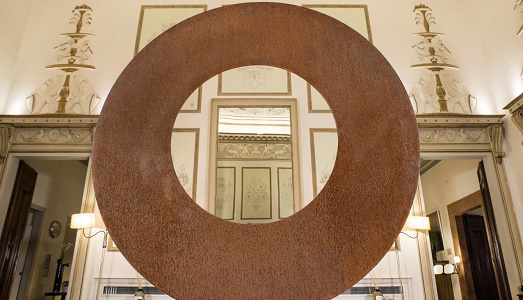 Un “Masterpiece” di Mauro Staccioli al Baglioni di Firenze, nella seconda puntata del progetto congiunto con l’Associazione delle Gallerie d’Arte Moderna e Contemporanea italiane