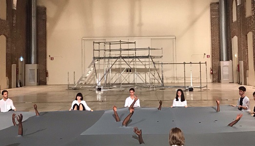 “The Tools dance”, ovvero il lavoro non sempre nobilita. Ma in questo caso l’arte avvicina, realmente, due comunità