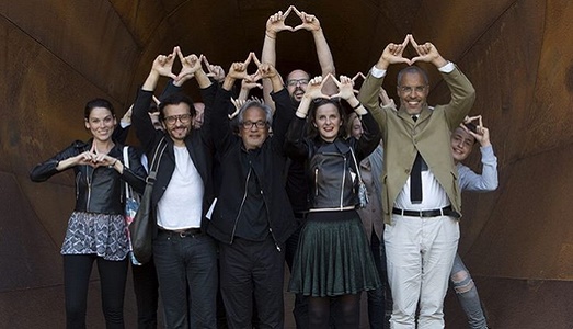 Non c’è pace per Anish Kapoor. “Dirty Corner” nuovamente vandalizzato e sotto accusa, mentre passa la legge sulla libertà dell’arte in Francia