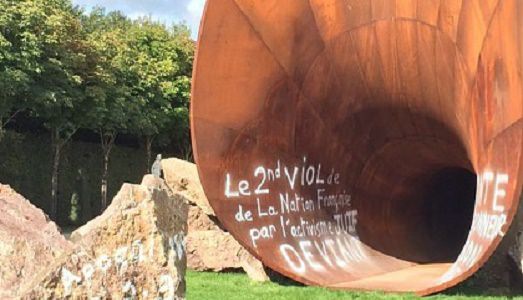 Versailles. “Dirty corner”, atto secondo: l’installazione di Anish Kapoor di nuovo vandalizzata, ma stavolta le offese resteranno visibili Versailles. “Dirty corner”, atto secondo: l’installazione di Anish Kapoor di nuovo vandalizzata, ma stavolta le offese resteranno visibili