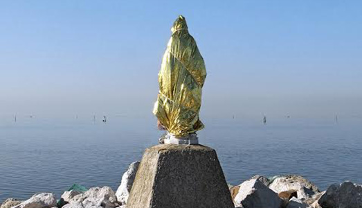 La Biennale più effimera del mondo a l’ile De la Biche, un lembo di sabbia caraibica destinato a scomparire tra i flutti. Insieme alle opere.    |