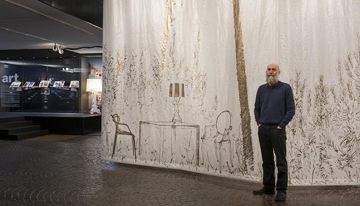 Stefano Arienti per Kartell. Il museo del celebre brand si rinnova, con un’opera site specific, “Fra gli alberi”