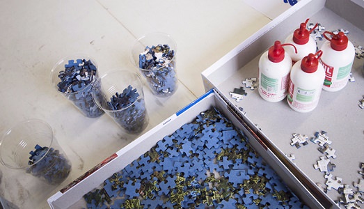 Puzzle d’artista. Stefano Arienti dona all’associazione The Blank i “pezzi” per finanziare le iniziative del nuovo anno. E domani una ricomposizione collettiva