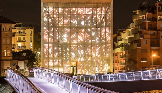 John Armleder per le festività di Bolzano. L’artista illumina la facciata di Museion, in una giornata dalla lunga notte