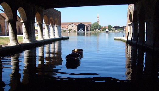 La “Montagna” che naviga a Venezia. Yona Friedman con Jean Baptiste Decavèle al terzo progetto italiano, stavolta per parlare alla cittadinanza della laguna