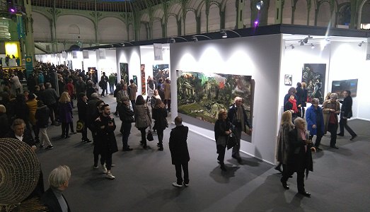 Art Paris Art Fair. Opening di gran successo per la fiera parigina, tra gallerie internazionali, un focus sulle artiste donne e il Grand Palais trasformato con videoproiezioni e musica Art Paris Art Fair. Opening di gran successo per la fiera parigina, tra gallerie internazionali, un focus sulle artiste donne e il Grand Palais trasformato con videoproiezioni e musica