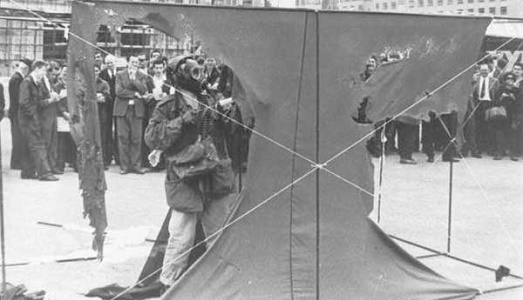 Addio a Gustav Metzger. L’artista tedesco dell’arte “autodistruttiva” scompare a 90 anni, a Londra Addio a Gustav Metzger. L’artista tedesco dell’arte “autodistruttiva” scompare a 90 anni, a Londra