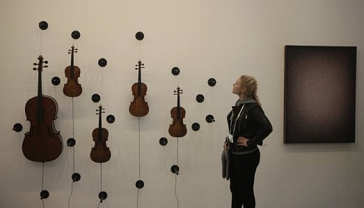Bologna/Cala il sipario su Arte Fiera. Visitatori in aumento che salgono a quota 58mila, imponente battage mediatico, premi. E opinioni divise