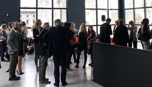 “Lo scherzo” di Riccardo Giacconi, con il cantautore Alberto Camerini. Ecco il nuovo premio Artevisione promosso da Sky e Careof, al Museo del Novecento di Milano |