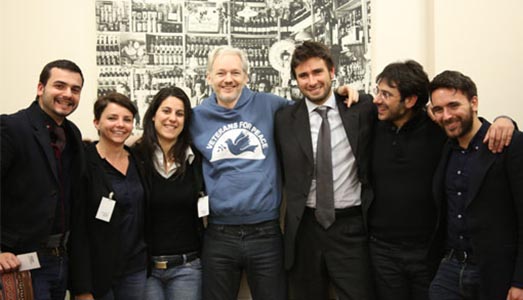 Assange, | amore a cinque stelle Assange, | amore a cinque stelle