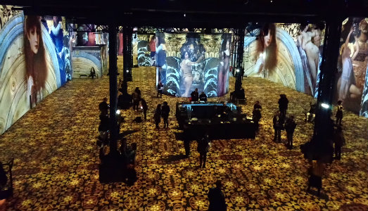 L’Atelier des Lumières di Parigi apre le porte con un omaggio immersivo a Klimt e Schiele