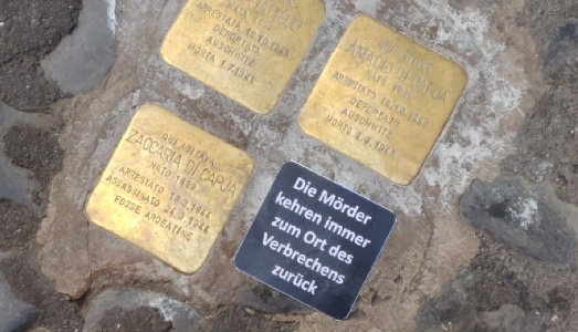 A Roma, atto vandalico di stampo nazista contro le Pietre di Inciampo di Gunter Demnig A Roma, atto vandalico di stampo nazista contro le Pietre di Inciampo di Gunter Demnig