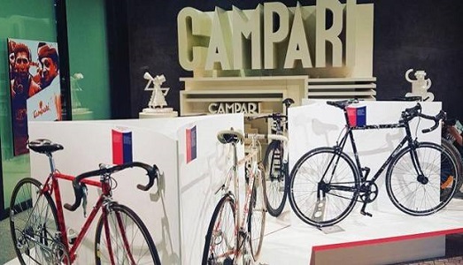 Passa il Giro d’Italia a Milano? Galleria Campari si prepara: con un album di cimeli e una storia a due ruote, direttamente dagli archivi |