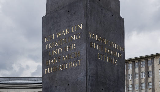 L’obelisco dell’accoglienza torna a Kassel L’obelisco dell’accoglienza torna a Kassel