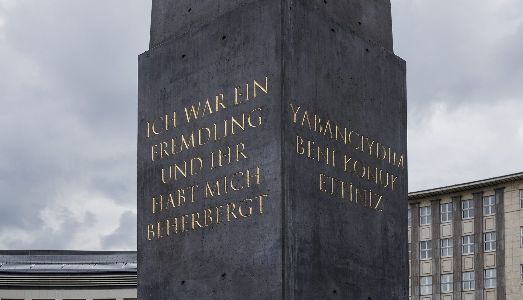 L’obelisco dell’accoglienza torna a Kassel