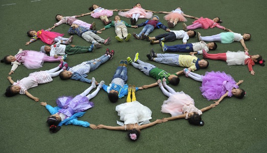 Tutti giù per terra! Tutti giù per terra!