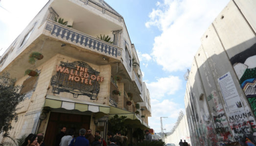 Banksy arrestato. Anzi no, è il comunicato stampa della sua prossima mostra