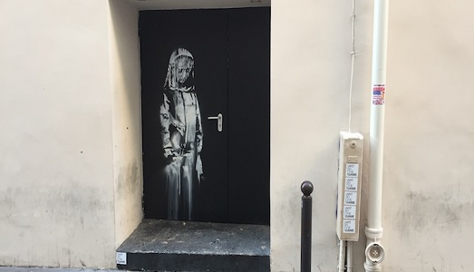 A Parigi rubato il murale di Banksy in memoria delle vittime del Bataclan