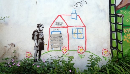 Banksy torna sulla querelle con il MUDEC, in una nuova opera comparsa su un muro di Bristol