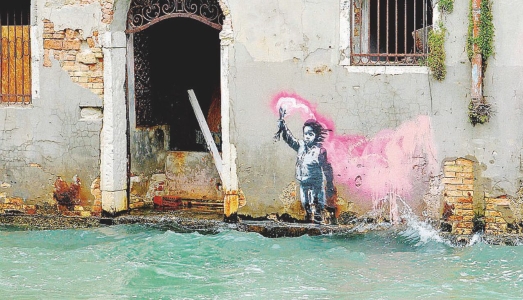 Banksy denunciato a Venezia per imbrattamento. Ma per la Soprintendenza il murales è arte