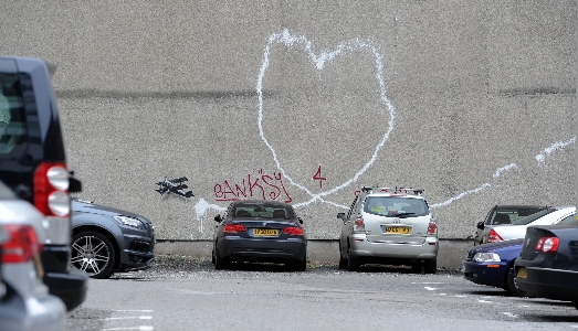 Love Plane di Banksy ricompare a Liverpool Love Plane di Banksy ricompare a Liverpool