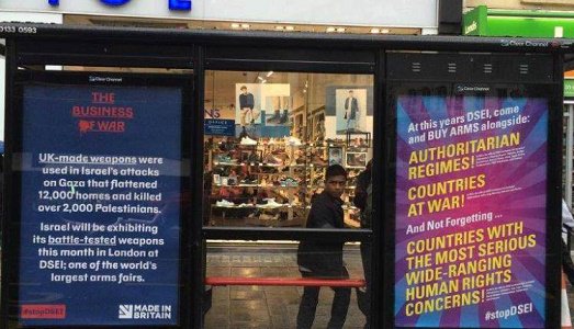 Trecento poster contro la grande fiera d’armi di Londra invadono la capitale britannica. E anche stavolta pare ci sia lo zampino di Banksy