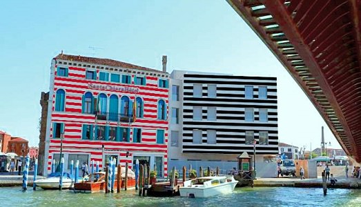 Architettura non condivisa. A Venezia la creatività “social” racconta l’ampliamento dell’Hotel Santa Chiara: “Copritelo con l’edera”. O no?