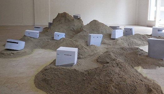 Due tonnellate di sabbia per riflettere sull’architettura, tra bunker e ville vacanze. Ecco l’installazione di Angelo Barone, da Sensus a Firenze