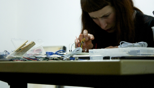 Costruisci da solo le tue luci e i tuoi suoni. A Bologna, il workshop Beeps and Blinks Costruisci da solo le tue luci e i tuoi suoni. A Bologna, il workshop Beeps and Blinks