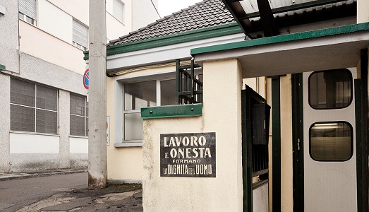 Targhe educative, tra contesto e cultura. Un lavoro site specific dell’artista Fabrizio Bellomo coinvolge tutta la città di Lumezzane, nel bresciano