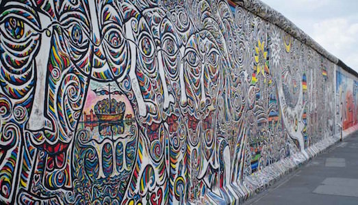 Basta souvenir! Una recinzione proteggerà il muro di Berlino dai turisti che vogliono portarsi a casa un pezzo di storia Basta souvenir! Una recinzione proteggerà il muro di Berlino dai turisti che vogliono portarsi a casa un pezzo di storia