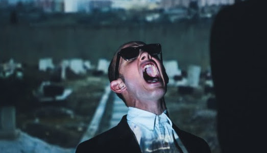 La storia e la scomparsa di Pietro. In una performance lucida e diretta, di Filippo M. Ceredi