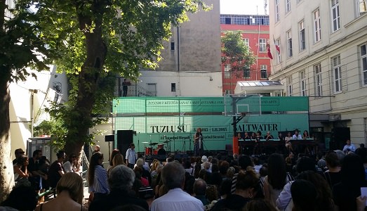 La 14esima biennale di Istanbul tra le metafore dell’acqua, il corpo e lo scetticismo. Carolyn Christov Bakargiev inaugura la sua kermesse. Chiamando gli artisti a suonare sul palco La 14esima biennale di Istanbul tra le metafore dell’acqua, il corpo e lo scetticismo. Carolyn Christov Bakargiev inaugura la sua kermesse. Chiamando gli artisti a suonare sul palco