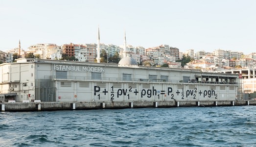 Tensioni in Turchia ma Istanbul non chiude la Biennale, anzi la prolunga. Dimostrando che l’arte centra l’obiettivo della riflessione e del dibattito