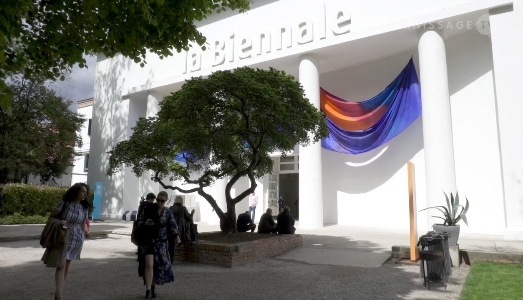 Tempi interessanti, raccontati liberamente. Con un occhio al mercato. Ecco la prossima Biennale di Venezia