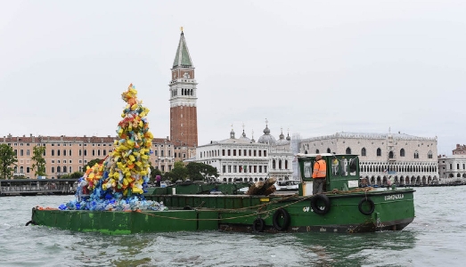 58 Biennale/18. La cornucopia fluttuante di Christian Holstad contro l’inquinamento dei mari