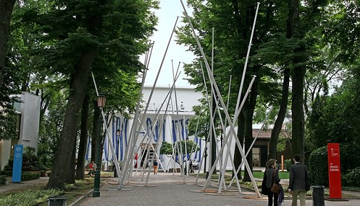 Biennale di Venezia: nuova partnership con Nazioni Unite e London School of Economics. Per un nuovo padiglione dedicato alla riqualificazione urbana, da inaugurare nell’edizione di Alejandro Aravena Biennale di Venezia: nuova partnership con Nazioni Unite e London School of Economics. Per un nuovo padiglione dedicato alla riqualificazione urbana, da inaugurare nell’edizione di Alejandro Aravena