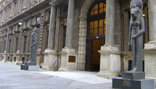 Biglietto scontato all’Egizio di Torino per chi parla arabo. Ed è lite tra Giorgia Meloni e Christian Greco