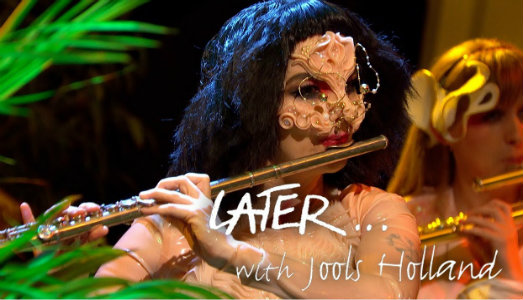 Dopo otto anni, Bjork torna in televisione. E lo fa a modo suo