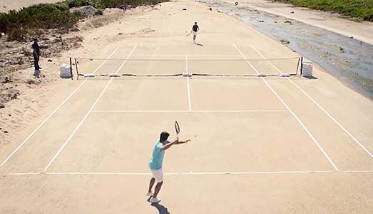 Una rete da tennis al posto del muro di Trump