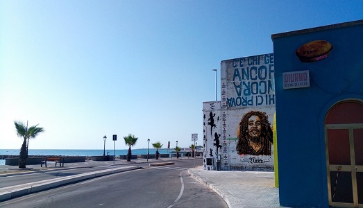 L’onda della street art in Salento, su un lungomare dimenticato. È il festival “Oltremare” a San Cataldo (Lecce)