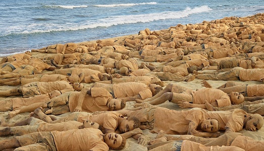 Liu Bolin, e il corpo mimetizzato dei “Migrants”. La prima mostra pubblica del progetto, realizzato al CARA di Mineo, va in scena a Palermo