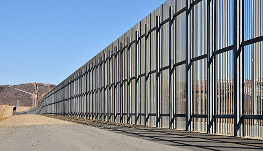 Bando aperto per il muro di Trump