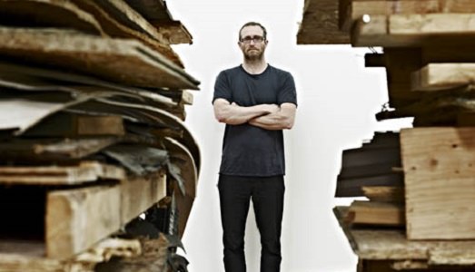 Quando i rifiuti diventano arte. Ecco la prima “scandalosa” opera di Manifesta 11: ottanta tonnellate di rifiuti umani al Migros Museum, firmati da Mike Bouchet